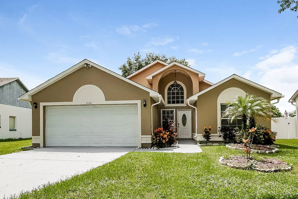 3 bed, 2.0 bath, 1326 sqft, $2,330 — Photo 1