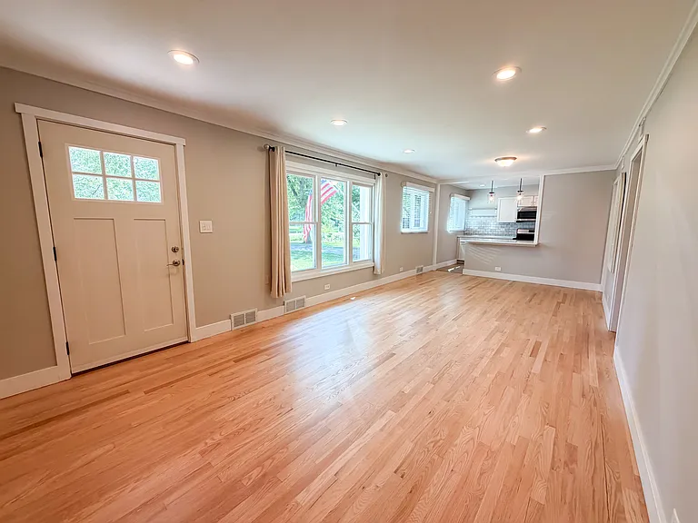 26W416 Macarthur Ave — Photo 10