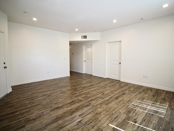 3rd image of 12405 Oxnard St APT 301
