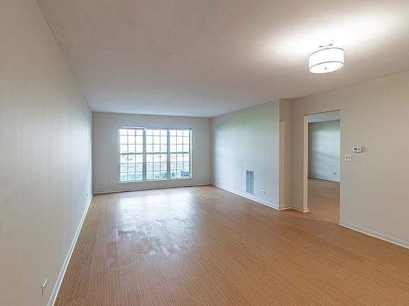 4th image of 674 Portage Ct