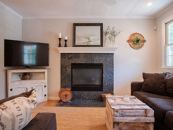 4th image of 8 Poquanticut Ave #1/2