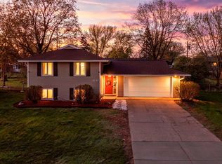 1047 Lowell Dr, Apple Valley, MN 55124