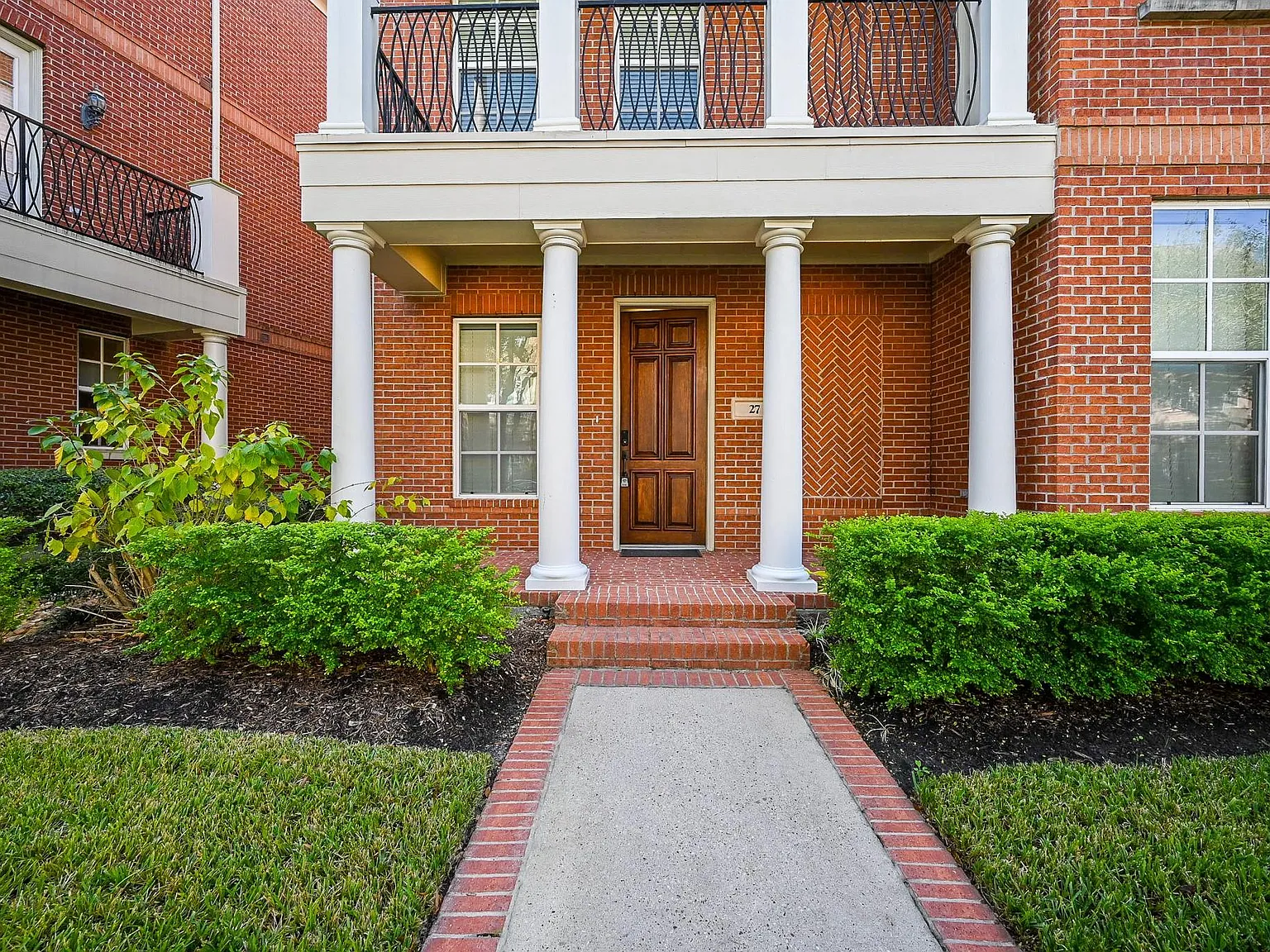 3 bed, 3.5 bath, 2396 sqft, $4,400 — Photo 2