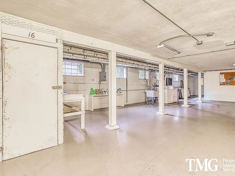 Regency Park Apartments — Photo 17