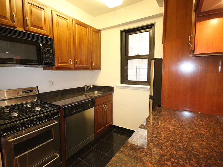 251 W 74th St #5B — Photo 4