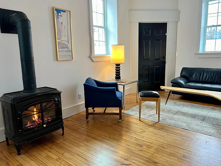 Gas fireplace, front door (private entry onto street)