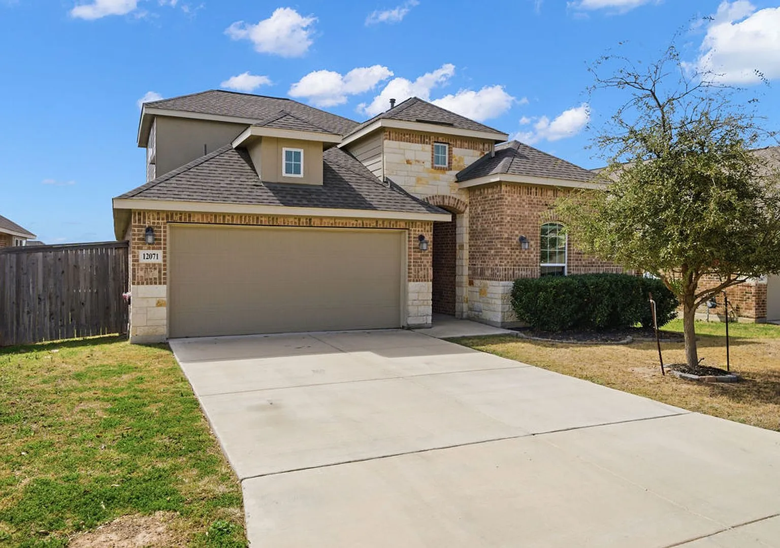 Charming 4-Bedroom Home in Westpoint Community Amenities & Prime Location! — Photo 2