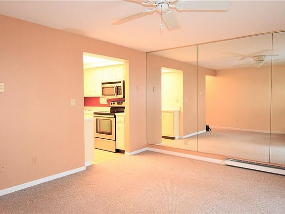 3rd image of 905 Edgewater Dr