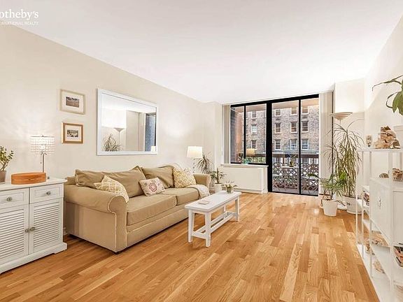 2nd image of 130 W 79th St APT 4B