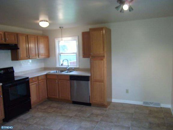 5th image of 413 E Pennsylvania Ave