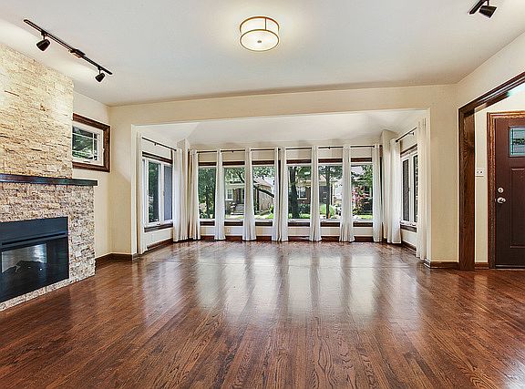 3rd image of 5032 W Windsor Ave