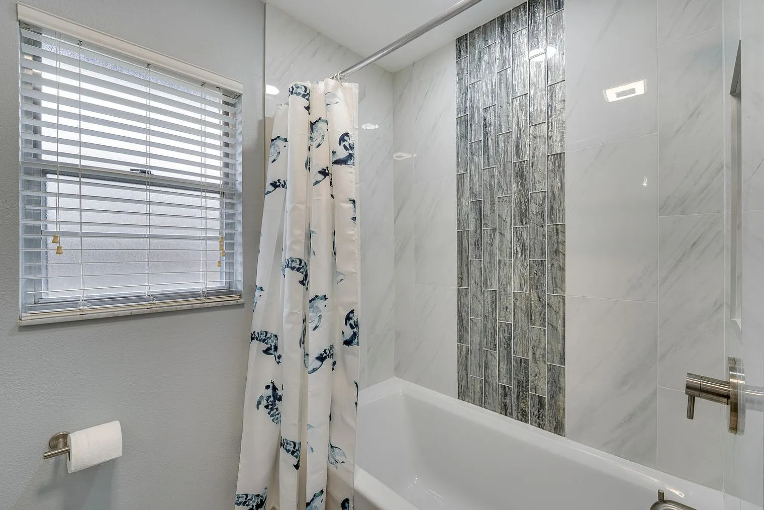 3 bed, 2.0 bath, 1614 sqft, $5,225 — Photo 4