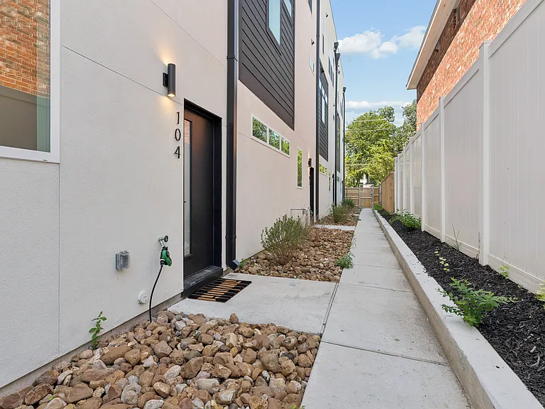 2202 N Carroll Ave #102 — Photo 17