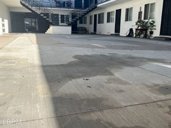 3rd image of 115 N Oak St APT 14