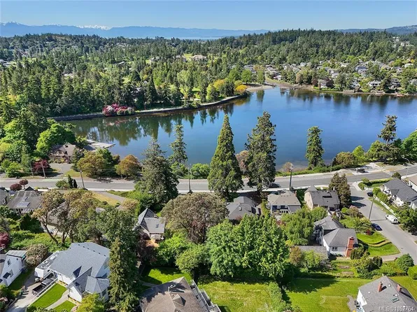368 Gorge Rd W, Saanich, BC V9A 1M8