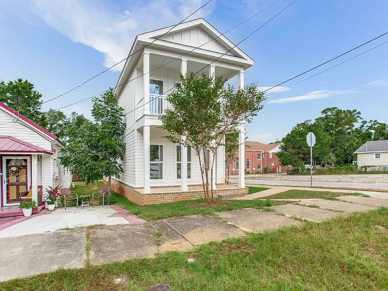 923 W Belmont St — Photo 2