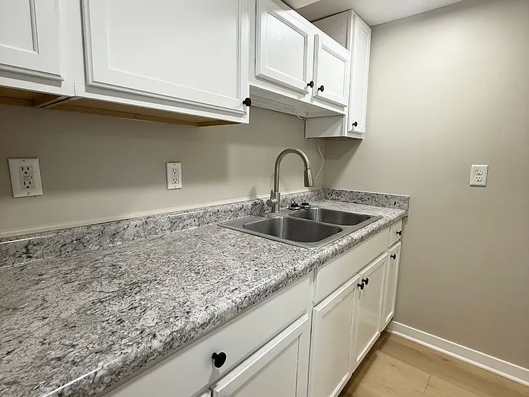 563 S 26th Ave — Photo 2