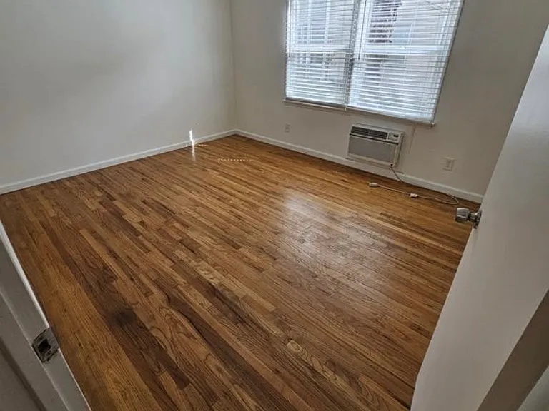 12403 Magnolia Blvd #4 — Photo 10
