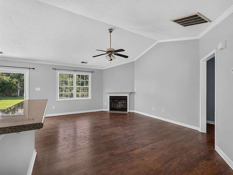 242 Zachary Ln — Photo 4