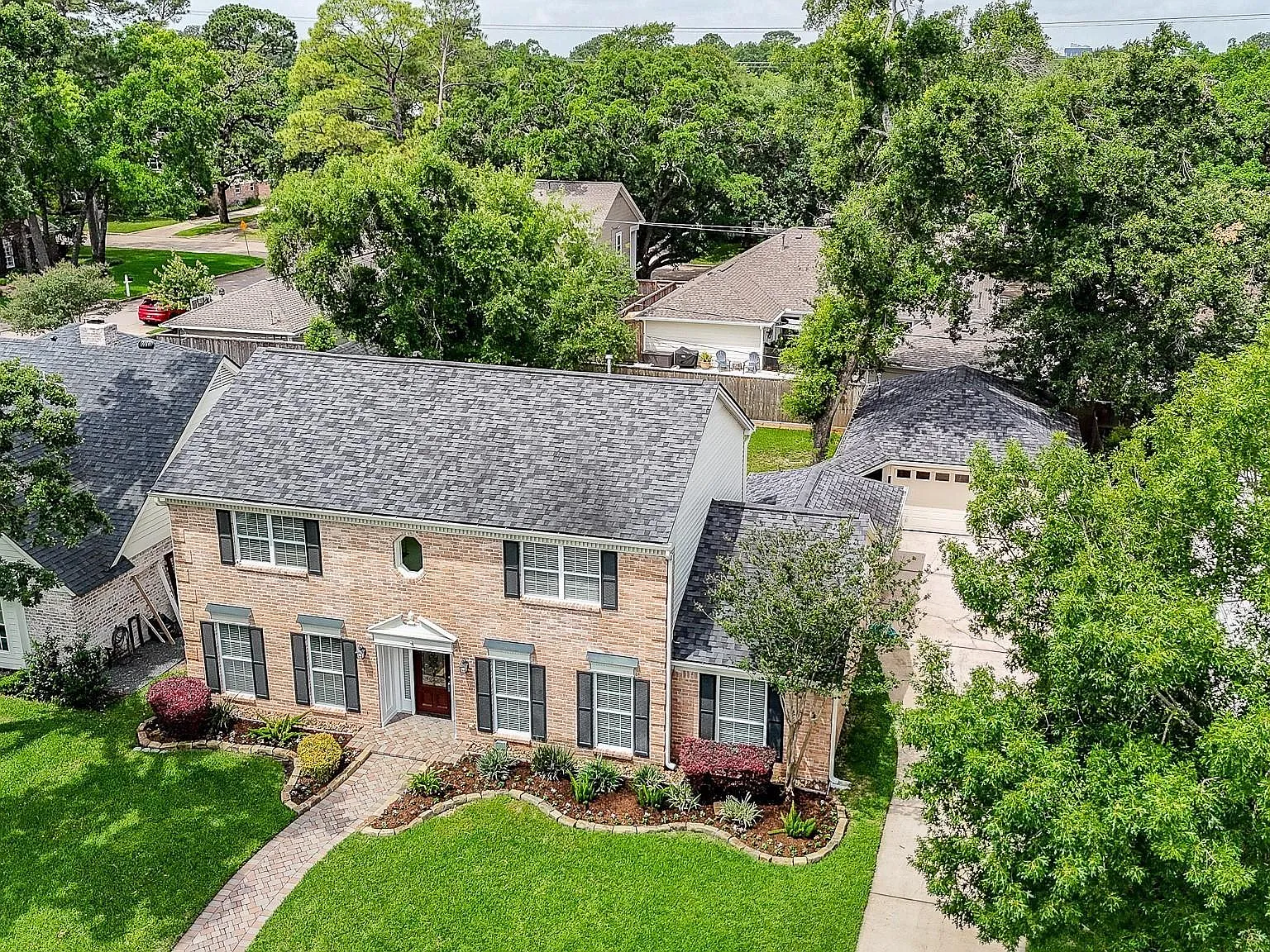5 bed, 2.5 bath, 2756 sqft, $4,000 — Photo 2