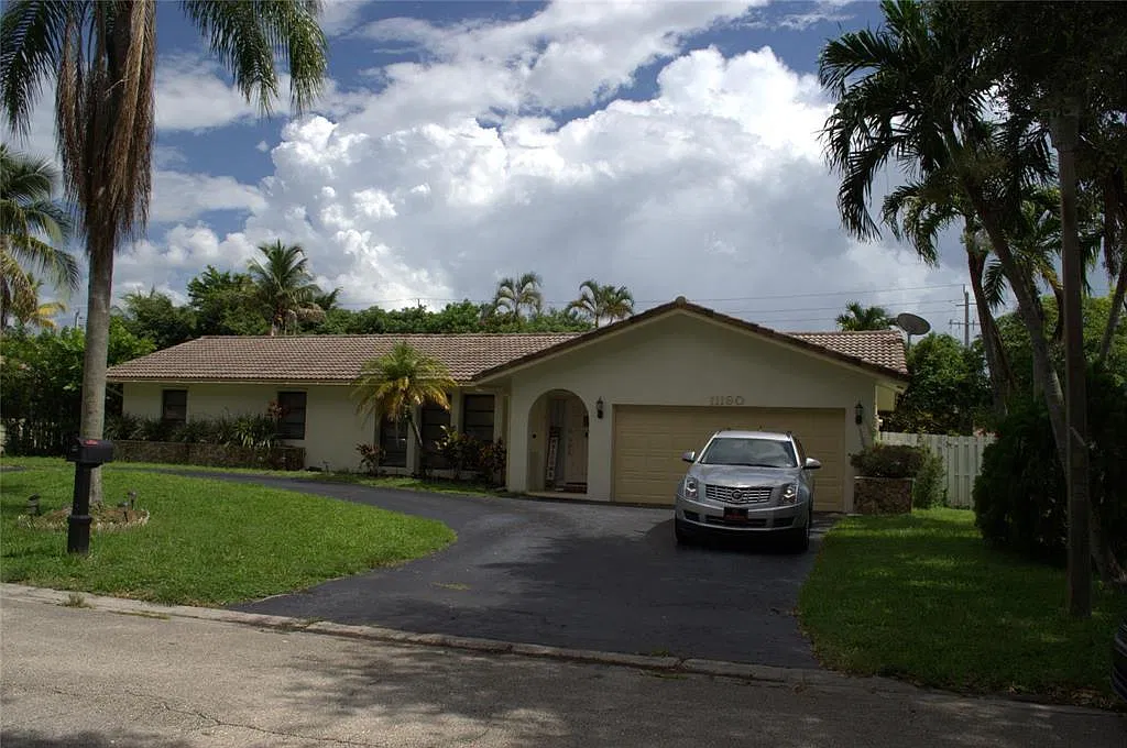 3 bed, 2.0 bath, 1589 sqft, $4,000 — Photo 1