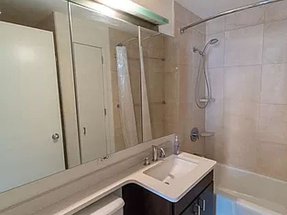 4th image of 201 W 72nd St APT 20B