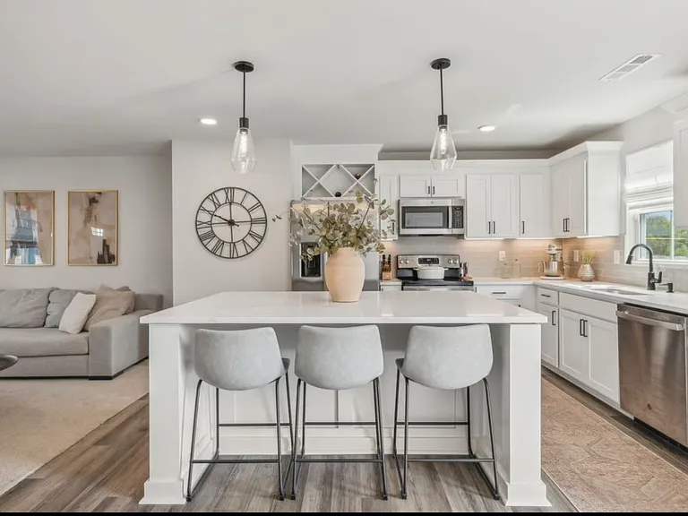 1952 Belle Arbor Dr — Photo 2
