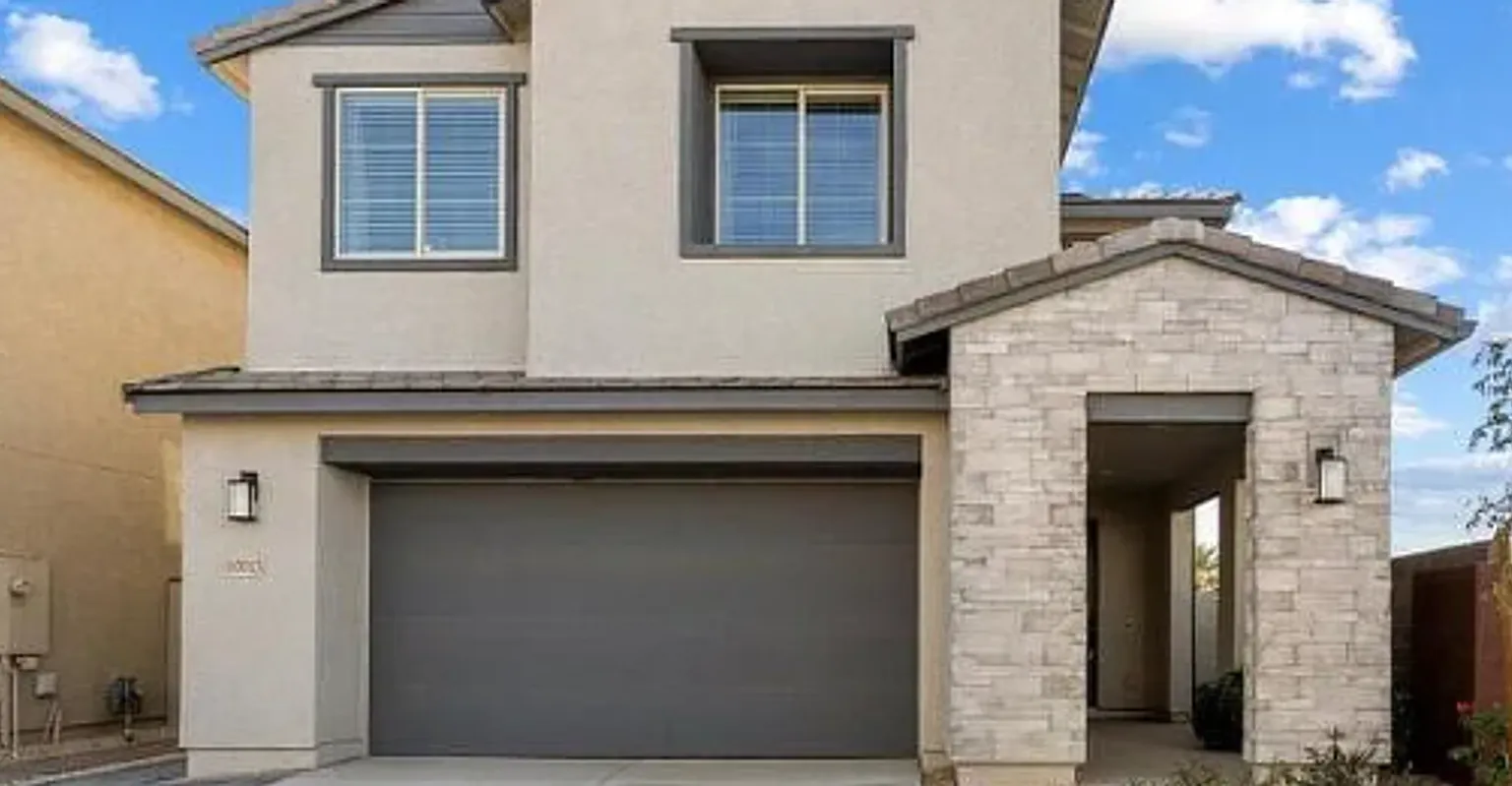Stunning 5-Bedroom Executive Home in Desirable Mesa Neighborhood — Photo 1