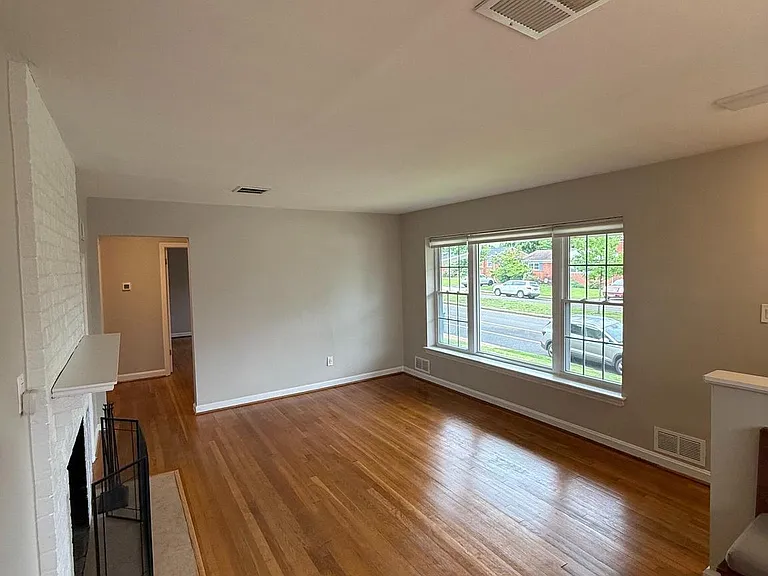 2632 N Sycamore St — Photo 3