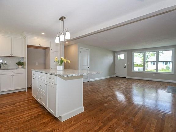 5th image of 72 Crestwood Ln