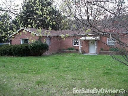 Front of house : Dogwoods, pines and plenty of privacy.