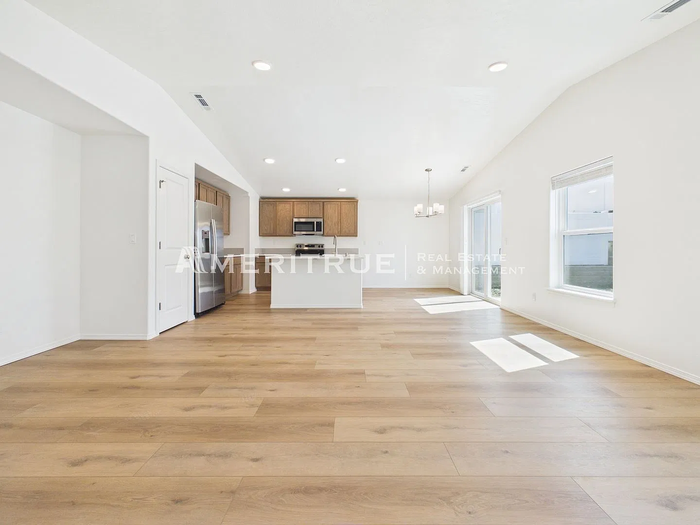 Brand new 3 bedroom/2.5 bathroom ready for move in — Photo 2
