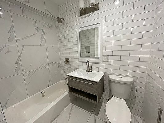 4th image of 2513 Wallace Ave #4