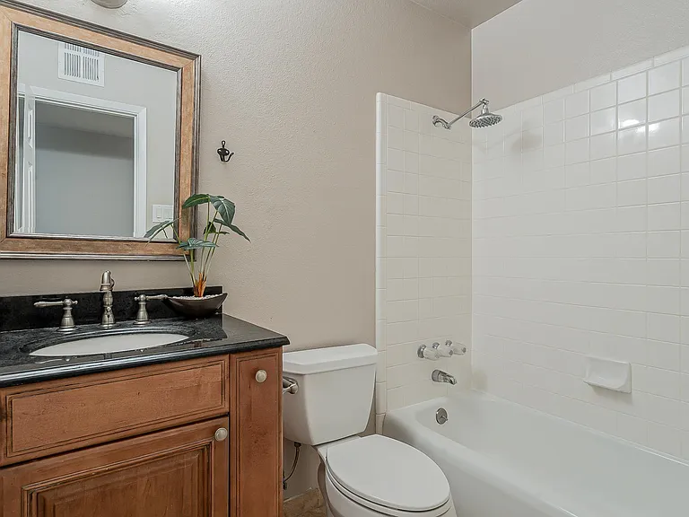 613 W 15th St — Photo 23