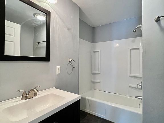 5th image of 13 Ashland Ct #2