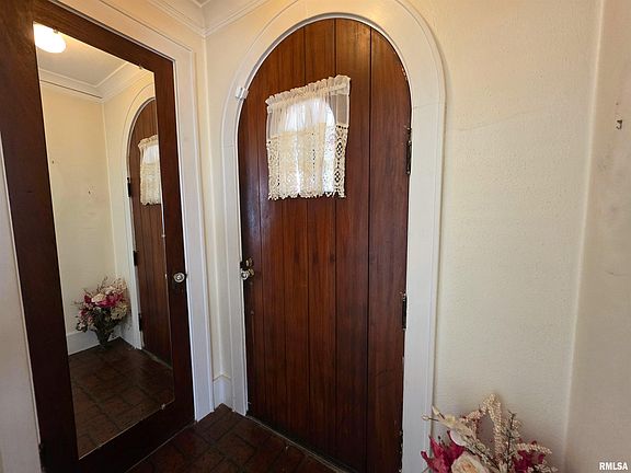 5th image of 714 W Meadows Pl