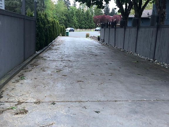 Townhouse Private Entrance. And biking paradise road for kiddos :)