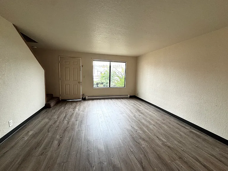 105 S Shasta Ave #2 — Photo 3