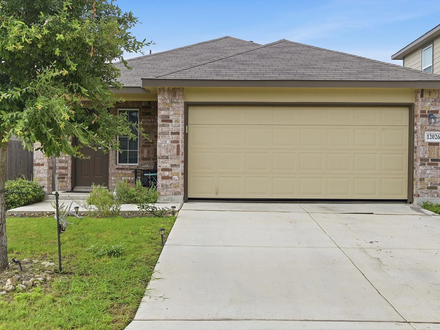 3 bed, 2.0 bath, 1396 sqft, $1,800 — Photo 2
