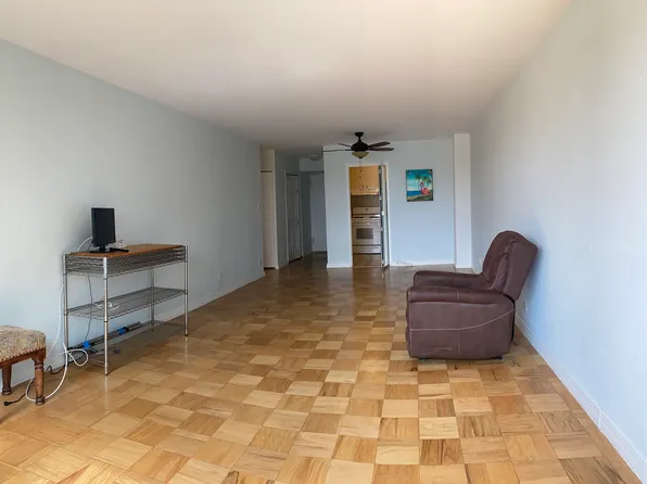 61-20 Grand Central Parkway image 3 of 14