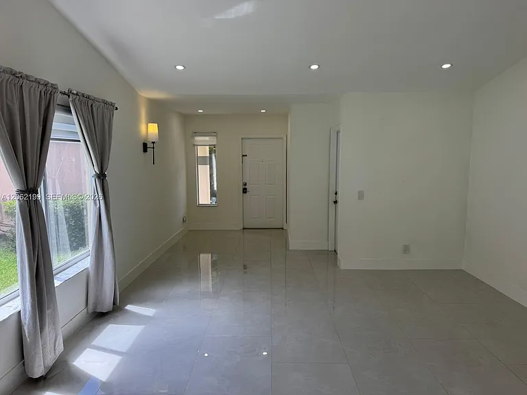 1133 Alexander Bnd — Photo 2