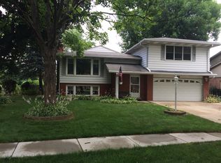 2014 E Wintergreen Ave, Mount Prospect, IL 60056
