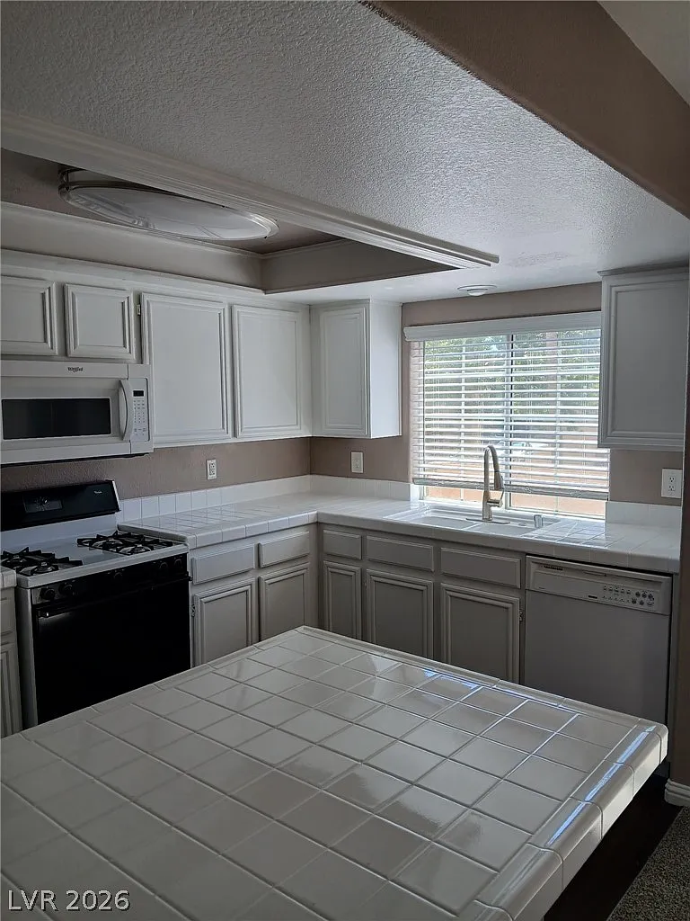 2 bed, 1.0 bath, 1018 sqft, $1,700 — Photo 3