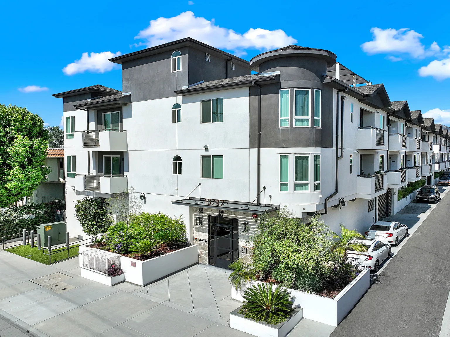 10247 Variel Ave — Photo 1