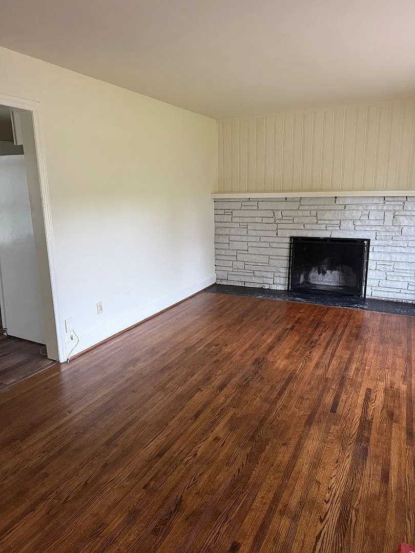 4 bedroom 2 bathroom house — Photo 2