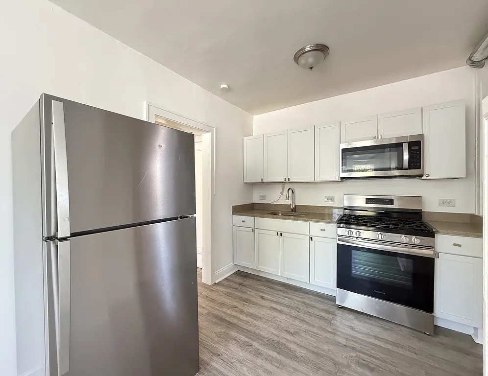 Attractive 1 Bed, 1 Bath at McVicker + North (Galewood) — Photo 2