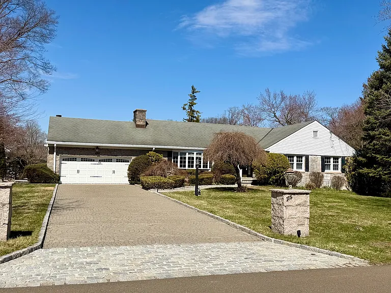 115 Stonehedge Dr N — Photo 1
