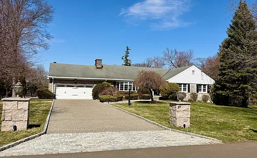115 Stonehedge Dr N Photo 1