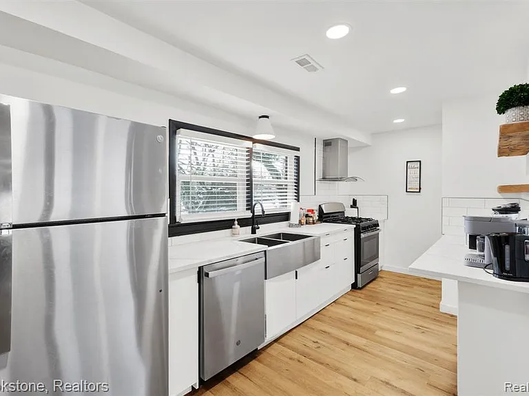 16046 W Thirteen Mile Rd — Photo 11