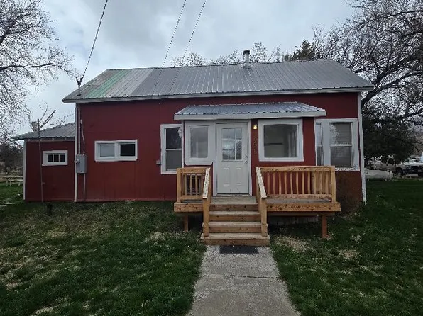 696 Center St, Cedarville, CA 96104